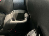 運転席側前部にドリンクホルダーあります♪運転中でも手が届きやすい位置にあって使い易いです♪