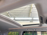 【サンルーフ】ボタンひとつで開閉可能!開放感たっぷりのサンルーフが装着されています!車内に明かりを取り入れたり景色を楽しむ以外にも、よどみがちな車内の空気も簡単に換気できて快適です!