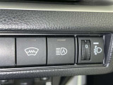 オートマチックハイビームとは、先行車や対向車のライトを認識し、ハイビームとロービームを自動で切り替える機能です。夜道の視界を確保します。詳細は販売店スタッフまでおたずねください。