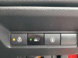 ステアリングヒーター付きです。スイッチを入れると2、3分でステアリングのまわりが温まります。