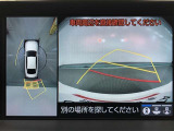 【パノラミックビューモニター】クルマの前後左右に搭載したカメラから取り込んだ画像を合成し、車両を上から見たような画像をディスプレイに表示します。