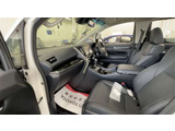 無段階調整回転アームレスト付、運転席6ウェイ、助手席4ウェイの調整ができるフロントシート。
