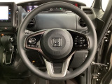 ハンドルにHondaセンシング系のクルーズコントロールやレーンキープアシストなどのスイッチと、オーディオの操作スイッチが装備されています。ハンドルから手を離さず安全に操作できます。