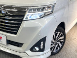 【LEDヘッドライト】悪天候や夜間走行時も良好な視界を確保し安心して運転できる高輝度LEDヘッドライトを装備!点灯速度が早く、消費電力も抑えられています。