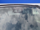 サポカーSとは、衝突軽減ブレーキに加えて、高齢者に多いと言われている踏み間違い事故防止をサポートする機能です。詳しくは販売店スタッフまでおたずねください。