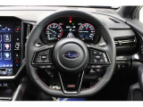 ステアリングもSTI Sport専用。レッドステッチや高触感革を使用した本革巻きステアリング。
