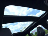 【パノラマルーフ】大型のガラスルーフ搭載で車内の解放感が一気にアップ!開放的なドライブをお楽しみいただけます。