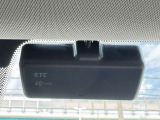 ETC2.0は従来ETCで対応していた料金収受の自動化に加え、リアルタイムの渋滞情報をもとに迂回ルートを教えてくれたり、有料道路の利用がおトクになったりと、多彩な情報サービスを提供してくれます。