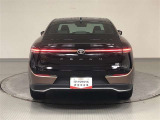 フロントと同様、横一直線にシャープな光を放つリヤコンビネーションランプ!フロントと調和するデザインで後ろ姿からもひと目でクラウンと認識できます!