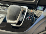 インパネシフトだから視線の移動も少なく足元もスッキリ♪運転席もゆったりしているのでゆとりを持ってドライブできますね!