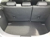 トランクスペースです☆いろいろな使用方法がありますね!シートを倒すと大きな荷物や長い荷物などたくさん積めますよ☆たくさんの荷物や思い出をこのMAZDA3に積んでください☆