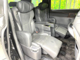 【オットマン付セカンドシート】足を延ばしてリラックスしたいときに便利なオットマン!ロングドライブや仮眠の際にもゆったり快適にお過ごしいただけます♪