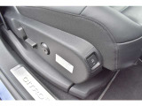 前席はシートヒーター付の電動シートとなります。運転席には、マルチランバーサポートを採用し、快適性が高くなっています