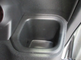 運転席側の手の届きやすい位置にドリンクホルダーが付いています。