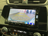 リバースギアに入れるだけで後方の表示へ切り替わります。夜間や雨の日の駐車も楽になりますよ。
