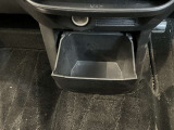 センター中央下部には小物などを収納できるスペースを確保しています。