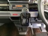 足元スッキリ、インパネシフトです。パーキングブレーキはフットブレーキタイプなので、運転席と助手席の間がスッキリしています。