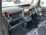 助手席前グローブボックスは大容量収納。車検証・取扱説明書はもちろん、その他小物もたっぷり収納可能です。大型インパネトレイ、カップホルダー等