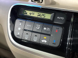 【オートエアコン】一度お好みの温度に設定すれば、車内の温度を検知し風量や温度を自動で調整。暑い&hellip;寒い&hellip;と何度もスイッチ操作をする必要はありません。快適な車内空間には必須の機能ですね♪
