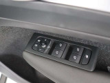 運転席ドアトリムに全席パワーウィンドウスイッチ