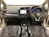 車内は光触媒抗菌消臭施工済です。スタイリッシュなデザインでスポーティなインパネ周りを演出します。グローブボックスやカップホルダーのほかにトレーなどたくさんの収納スペースが付いています。