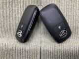 手荷物が多いときでも、スマートキーをバッグやポケットに携帯していれば、キーを取り出すことなくドアの解錠・施錠ができます