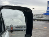 【ブラインドスポットアシスト】車線変更時に目視できない車を検知すると、検知した側のミラーに警告ライトが点灯。更にステアリングを制御し、アシストします。