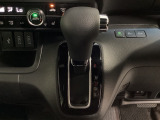 CVT車のセレクトレバーです。低速から高速まで、変速ショックのないスムーズな走りを実現するとともに、エンジン効率のよい領域を維持することで燃費にも貢献します。