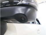 助手席側で見えにくい左前方の映像を、車内のマルチファンクションディスプレイに映し出します。前方への駐車や左寄せ、狭い道でのすれ違いなど、さまざまなシーンで安心して運転できる便利な機能です。