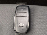 ドアの開閉時、両手が荷物で塞がっている時はキーレスでのカギの解除が大変ですよね。スマートキーはポケットやバッグに入れておけば、ノブに触れただけでロックの解除が可能です。とても便利な機能です。