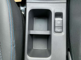 運転席・助手席の間にドリンクホルダーが付いてとっても便利です。