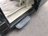左側電動スライドドアにはオートステップで乗り降りもラク〜に