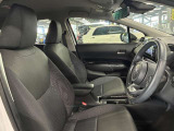 運転席の画像です。足元やシートまわりに余裕があり、リラックスした姿勢で運転が可能です。視界も良好で操作系へのアクセスもしやすく、快適で安心感のあるドライブをサポートします。