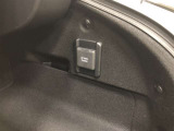 アクセサリーコンセント(AC100V・1500W)です。ラゲージルーム右側に1個設置されています。非常時給電システム付きです。機能の詳細は展示店舗までお尋ねください。