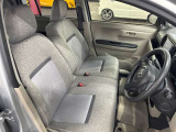 運転席の画像です。足元やシートまわりに余裕があり、リラックスした姿勢で運転が可能です。視界も良好で操作系へのアクセスもしやすく、快適で安心感のあるドライブをサポートします。