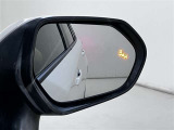 隣車線を走る車両をレーダーで検知し、ドアミラーでは確認しにくい後側方エリアに存在する車両に加え、急接近してくる車両も検知します。車両を検知するとドアミラーに搭載されたLEDインジケーターが点灯します。