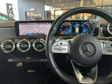 納車前整備はメーカー規定に基づき併設工場で入念に行います。メルセデス・ベンツ指定のツールと技術を用い、メーカーの研修を受けたメカニックがお客様のお車を整備いたします。神奈川運輸支局指定整備工場です。