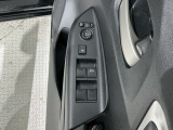 狭い駐車場で便利な電動格納ドアミラーが付いています。