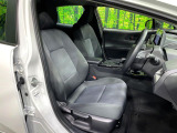 運転席まわりには十分なスペースがあり、大柄な方でもゆったり運転していただける環境です。