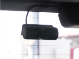 ◆車内カメラ◆前方・後方はもちろん、車内向きのカメラでも記録。左右をワイドに撮ることができ、幅寄せや側面衝突、威圧的なドライバーの危険行為など、クルマ周囲のトラブルもしっかり記録できます。