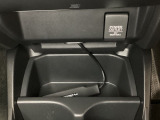 アクセサリーソケットはUSBのアダプターなどをつければ、スマホの充電にも使えます。周辺には物が置けるボックスがついています。