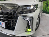 【LEDヘッドライト】悪天候や夜間走行時も良好な視界を確保し安心して運転できる高輝度LEDヘッドライトを装備!点灯速度が早く、消費電力も抑えられています。