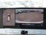 アラウンドビュー付き。上空から車両を見下ろしたような画像に加工された映像をディスプレイで確認しながら車庫入などができ大変便利です。