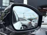 【ブラインドスポットモニター】車外の車をいち早く検知しドライバーに知らせるドライバーアシスト機能となっております。