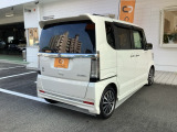 スポーティー&スタイリッシュな、大型テールゲートスポイラー