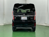 後席の窓には外から車内が見えにくくなるプライバシーガラスを採用。周りを気にせずリラックスして過ごせます