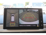 パノラミックビューモニター付きです。車両を上から見たような映像をディスプレイオーディオ画面に表示。運転席からの目視だけでは見にくい、車両周辺の状況をリアルタイムでしっかり確認できます。