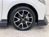 純正のアルミホイール装着。タイヤサイズは185/55R16