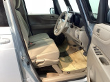 運転席は、大きな座面と包み込むような背もたれがドライバーの身体全体をしっかり支えます。上質なシート素材と座り心地のよいクッションを採用し、長時間の運転やコーナーの多い道も快適です。