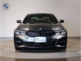 【キドニーグリル】BMWは約90年もの間、ほぼ全ての車両にひと目でBMWだと分かるこの特徴的なフロントグリルが備えられ、デザイン・アイコンとして親しまれてきました。